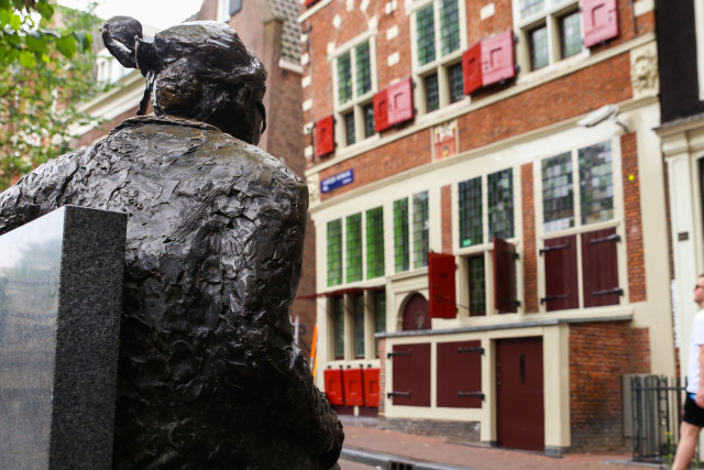 Aanzicht van het Majoor Bosshardthuis in Amsterdam, met standbeeld van Majoor Bosshardt op de voorgrond