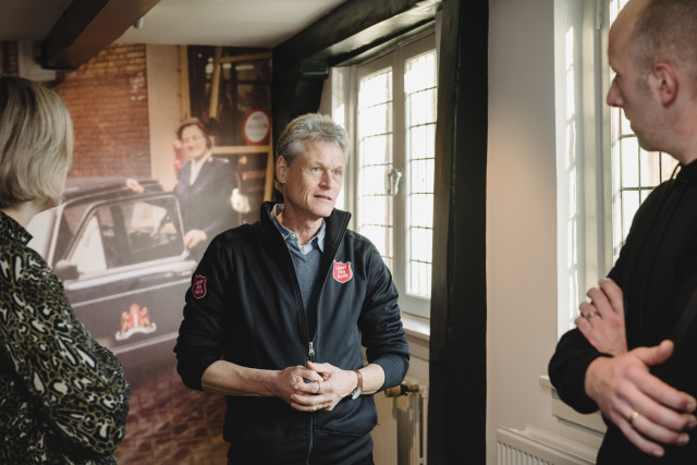 Een gids van het Majoor Bosshardthuis praat met bezoekers